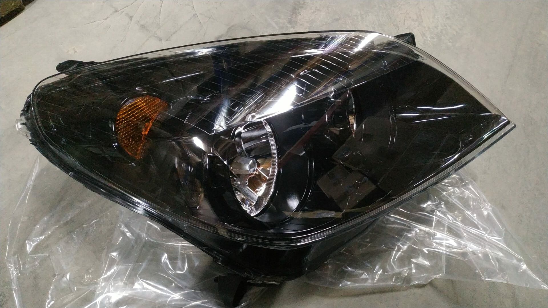 Opel Astra H Sağ Far Füme Yolcu Tarafı İthal Ürün 1216562